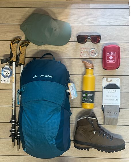 vauDe Rucksack, Meindl Wanderschuhe, Klean Kanteen Trinkflasche, Leki  Wanderstöcke, Falke Wanderstrümpfe, Julbo Brillen, Suunto Kompass