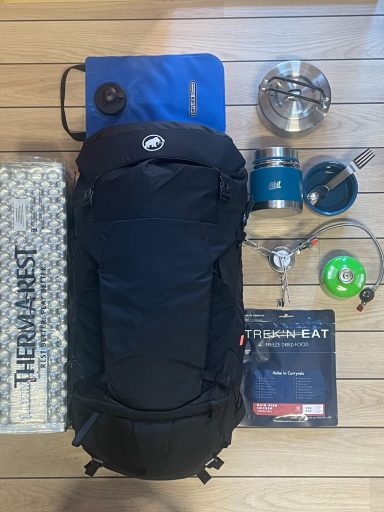 Therm-a-rest Isomatten, Mammut Touren Rucksack, Gas Kocher, Wasserbeutel, Essensbehälter, Edelstahl Teekessel, Trockennahrung