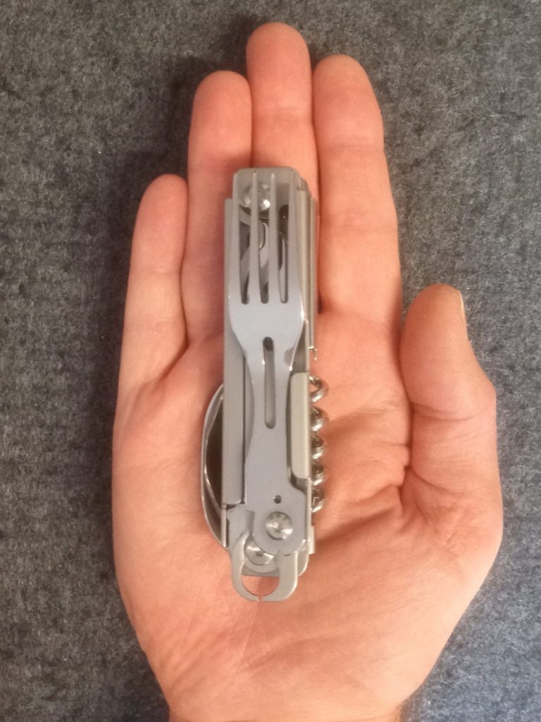 Edelstahl Besteckset in einer Hand, kompakt und robust.