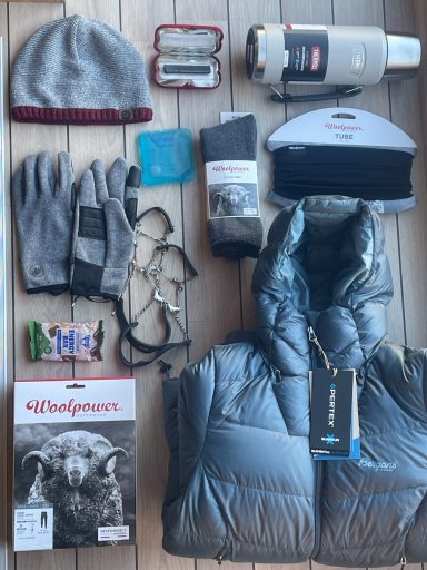 Daunen Jacken, Spikes für Schuhe, Merino Unterwäsche, Wollstrümpfe, Mützen und Tubes.