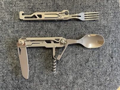 Besteckset mit Löffel, Gabel, Messer, Dosenöffner. Besteckset ist zerlegbar.