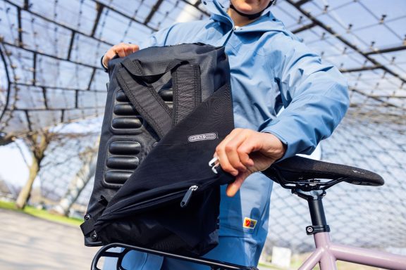 Mann öffnet die Ortlieb Vario Rucksack-Fahrradtasche