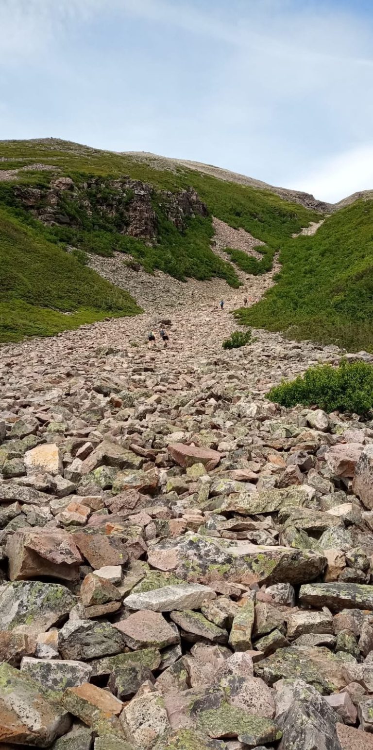 Wanderweg mit viel Steine bei Gros Morne Nationalpark, Neufoundland