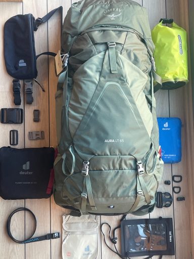 Robuster Rucksack mit Zubehör und Ersatzteilen darunter Reisetaschen und Packsäcke.