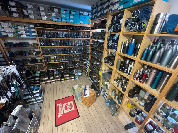 Wanderschuhe, Trekking Sandalen, Trinkflaschen und Isomatten findest du bei High Country Trekking Ausrüstungen