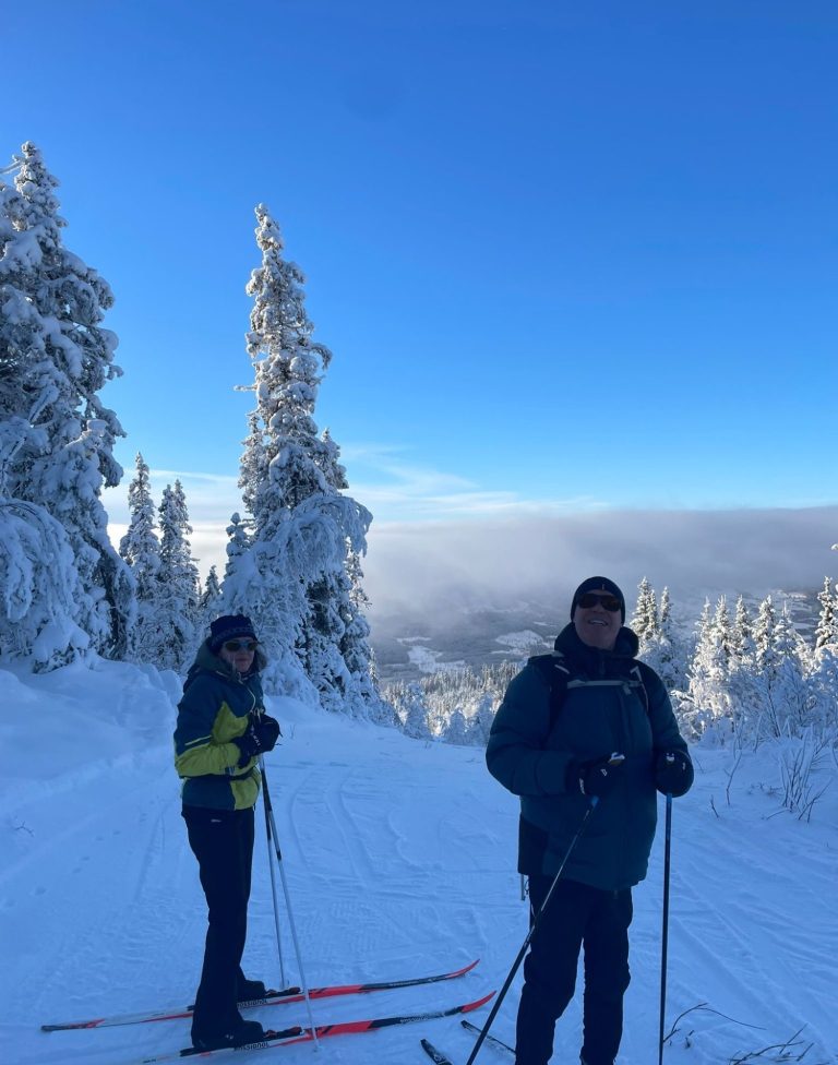Bernhard und Shona machen Ski Langlauf auf einer verschneiten Landschaft in Norwegen