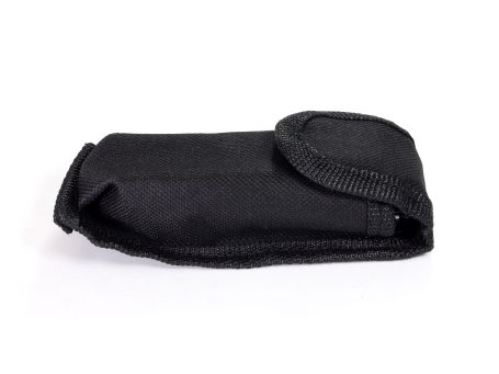 Schwarzes Etui aus Nylon mit einem Klettverschluss.